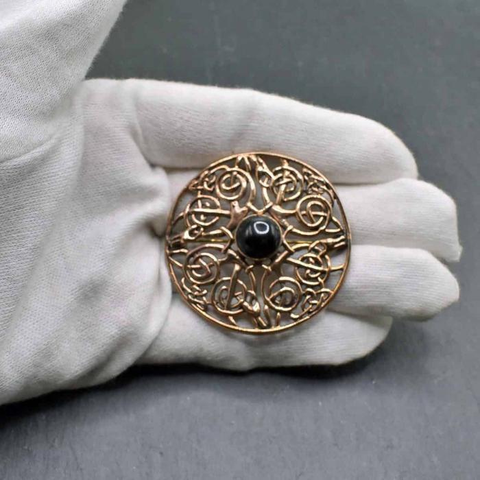 Keltische Brosche mit Onyx aus Bronze von Belanas Schatzkiste auf Hand